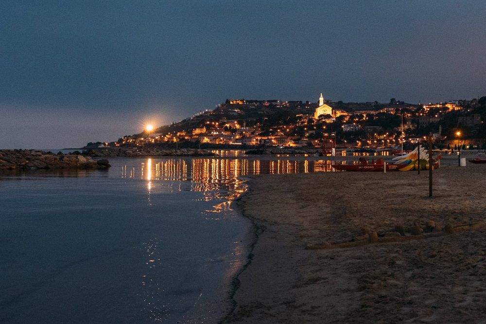 Taggia e Arma di Taggia, un Viaggio tra Storia e Modernità 37 Living Liguria | Arma di Taggia notturna