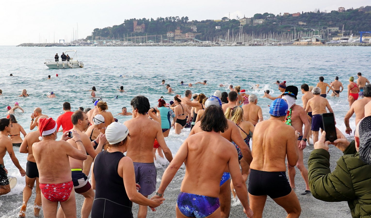 Tuffi di Capodanno: Tradizione e Coraggio nelle Acque della Liguria 37 Living Liguria | cimentovarazze2024p72778
