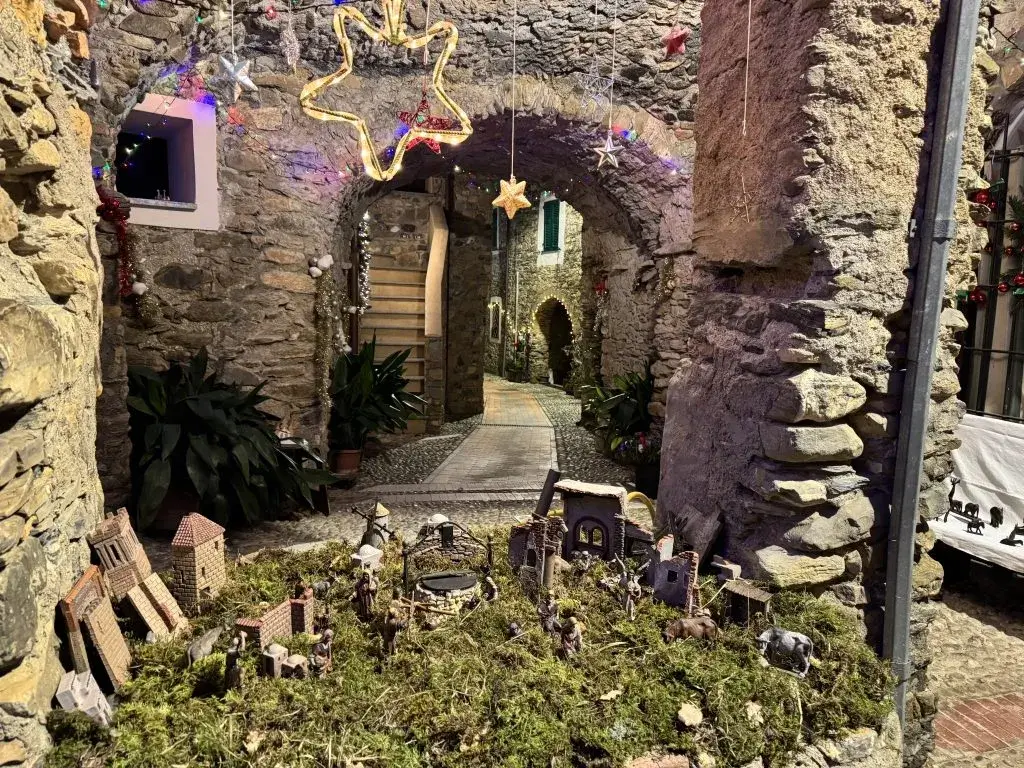 Ad Albenga i Presepi: un Natale di arte, tradizione e luci nel centro storico 9 Living Liguria | i presepi di albenga