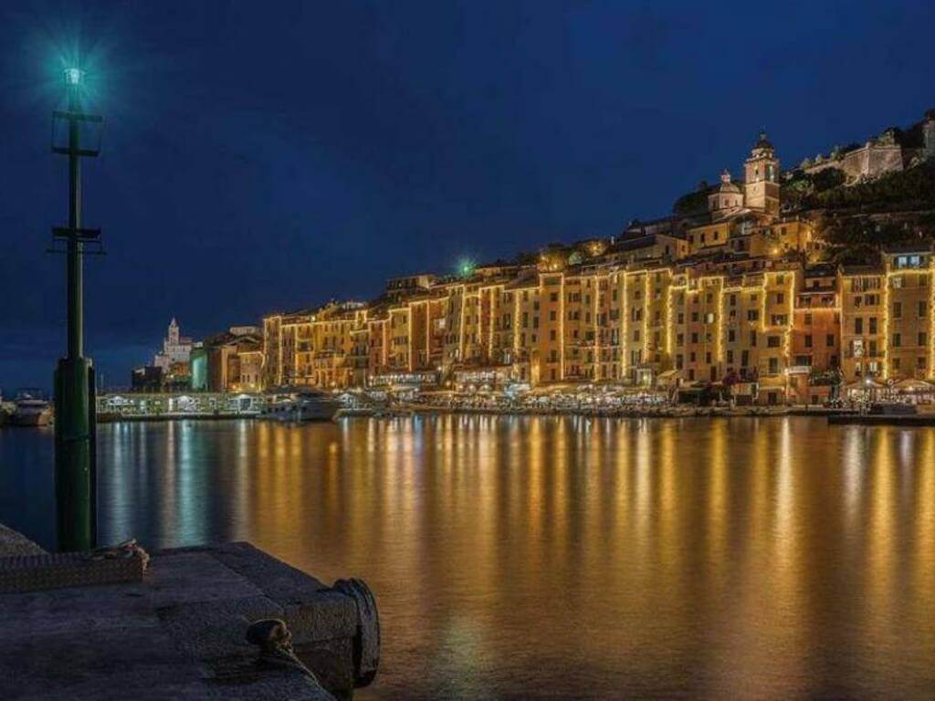 Le luminarie in Liguria più belle del 2025: guida alle città illuminate 50 Living Liguria | porto venere illuminata dalle luci natalizie 410913.large